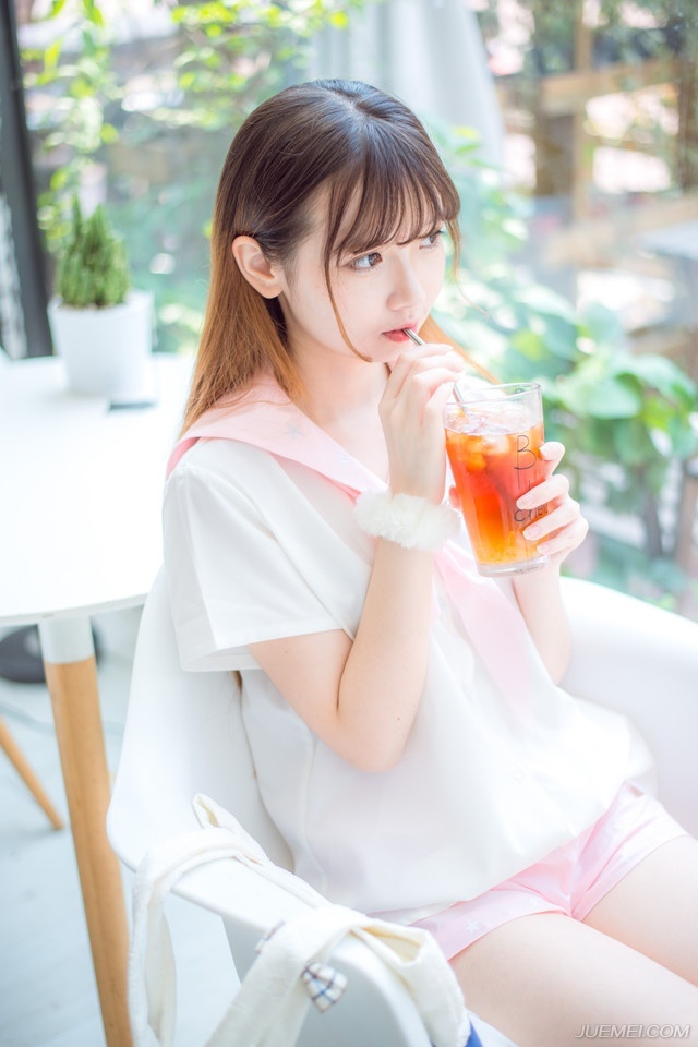 “还打个屁。”庞统翻了翻白眼道：“等着，刘璝应该很快就回来了，我要亲自去一趟阆中，说服张任他们倒戈。”从这里去阆中大营一路上关卡重重，要过关卡，路上花的时间未必就比刘璝从成都过来短，因此在收到消息的时候，庞统就已经决定要出发。
